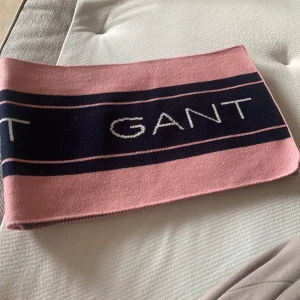 Gant halsduk - Super fin halsduk från gant som jag aldrig har använt materielet är underbart och perfekt till kallare dagar. Kan diskutera priset vid snabb affär!