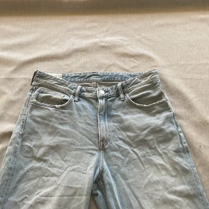 Ljusa jeans från H&M - Säljer ett par ljusa jeans från H&M i loose fit. De har en klassisk femficksdesign och är tillverkade i ett bekvämt denimtyg. Endast skrynkliga eftersom de inte använts på länge. Nypris cirka 500, mitt pris: 199