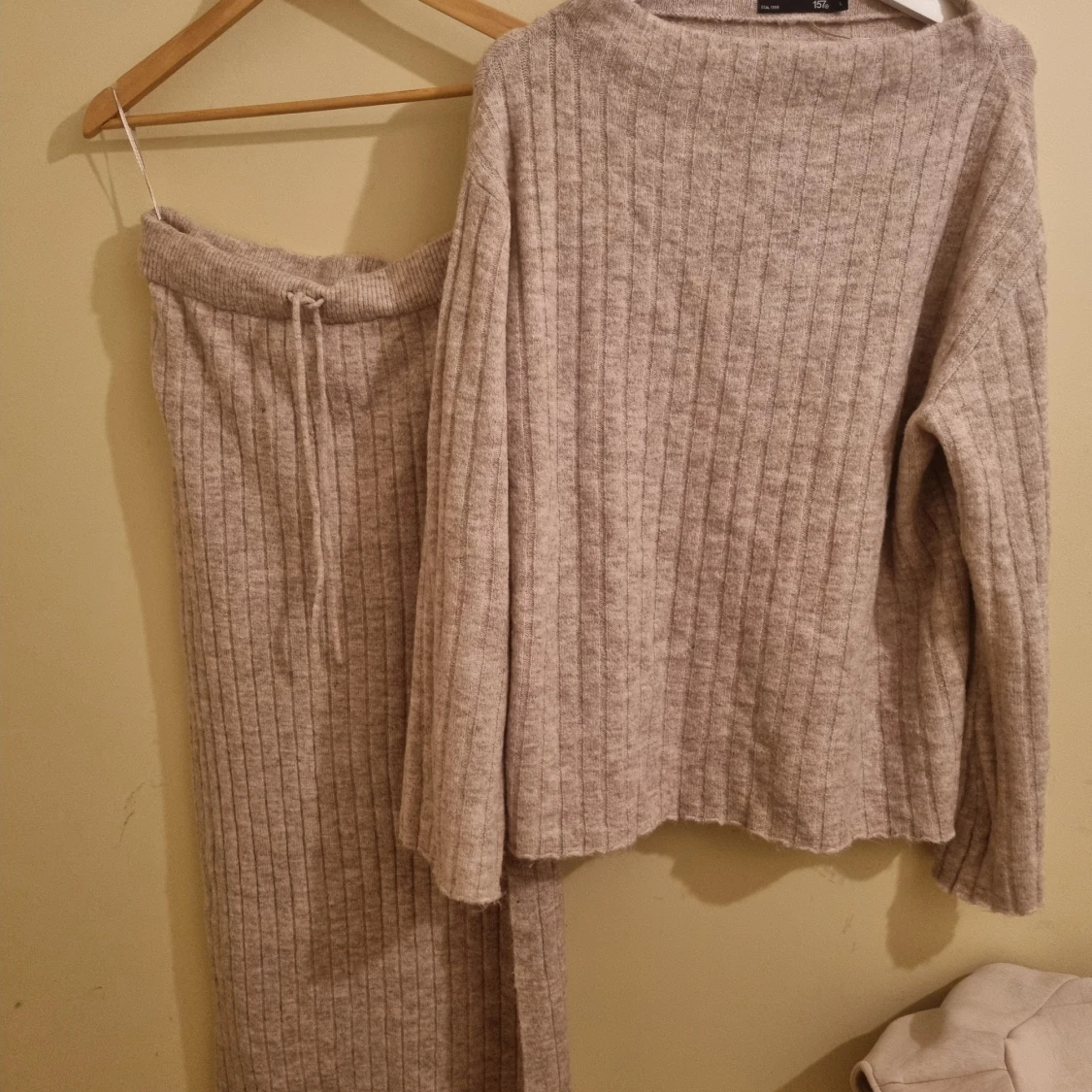 Beige ribbad tröja från lager157