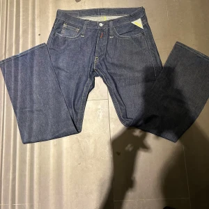 Replay Jeans - 32/30 - Skicket på jeansen är mycket bra - 10/10 - mitt pris: 349-Nypris: 1599kr. Hör av er vid minsta fundering