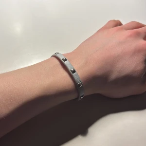 Valentino armband  - Säljer nu ett väldigt unikt armband från valentino, skicket är helt okej bra 7/10. Alla nitar är kvar och ser bra ut. Nypriset är c.a 2500 kr. Skriv för mer frågor eller funderingar !