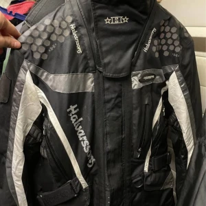 motorcykel/ skoterjacka från Halvarssons - Säljer en motorcykel/ skoterjacka från Halvarssons som bara är använd enstaka gånger och köpt ny förra året, den används inte längre och nypris kostar den cirka 800kr. Storlek: S