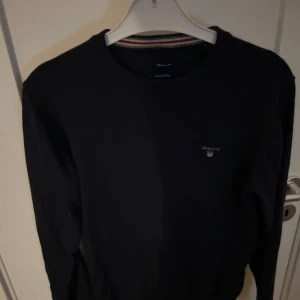 Gant tjocktröja - Säljer nu en riktigt snygg Gant tjocktröja. Inte använd så mycket och perfekt att köpa nu inför våren och sommaren. 