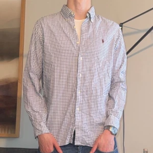 Ralph Lauren skjorta - Vi säljer nu denna super feta skjortan ifrån Ralph Lauren | Storlek: M | Skick: 10/10 | Hör gärna av dig vid eventuella frågor!