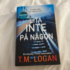 Lita inte på någon - Spännande thriller av T.M. Logan där ett barn är i fara och ett omöjligt val måste göras. Boken är en Sunday Times bestseller och handlar om Ellen som försöker rädda ett barn medan hon själv är i fara. Perfekt för dig som gillar nervkittlande berättelser.