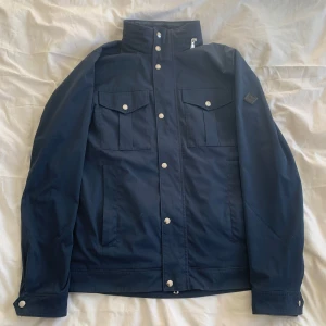 J.lindeberg jacka  - Mörkblå J.lindeberg Field jacka med silvriga knappar perfekt nu till våren. Tveka inte på att höra av dig!🙌🏻