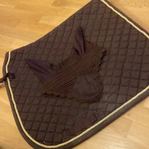 Brun huva och schabrak - Säljer en brun huva med matchande schabrak.  Båda är storlek full. Går även att köpa var för sig!