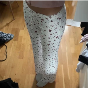 Nelly pyjamas byxor med rosetter  - populära lågmidjade pyjamas byxor från nelly, köpte dom presis men de var för småa jätte fint skick 