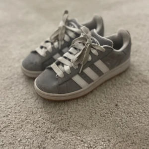 Gråa Adidas Campus sneakers - Några gånger använda Gråa Adidas Campus skor, Storlek 38 2/3