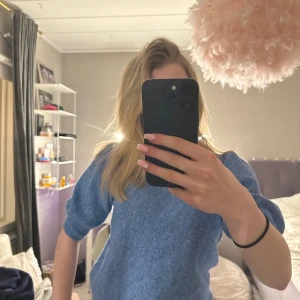 Blå stickad tröja - Säljer en mysig blå stickad tröja med trekvartsärm. Perfekt nu till våren och sommaren💕