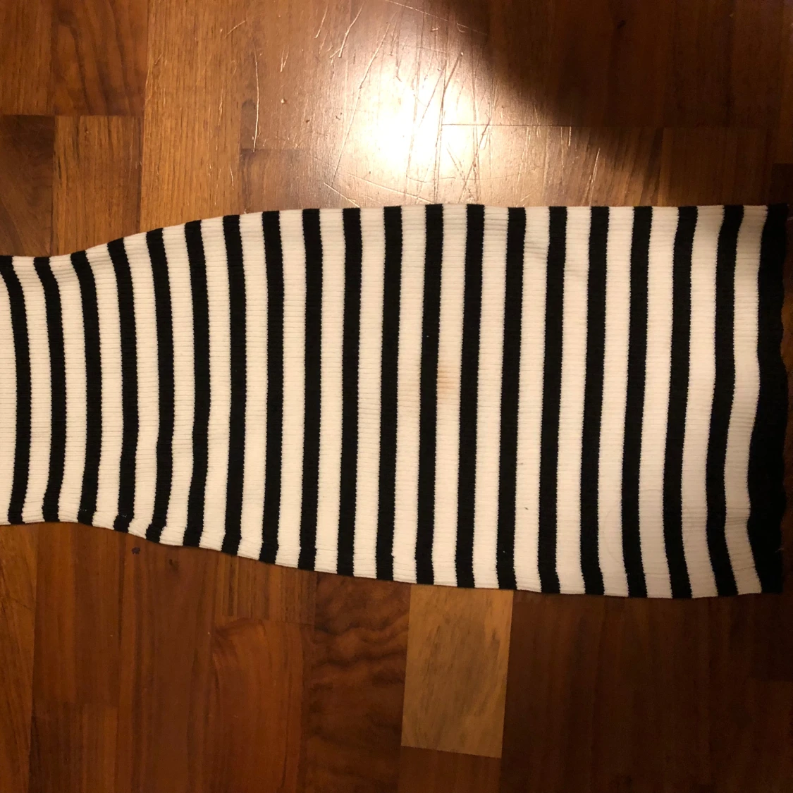 Randig tajt axelbandslös klänning - 4