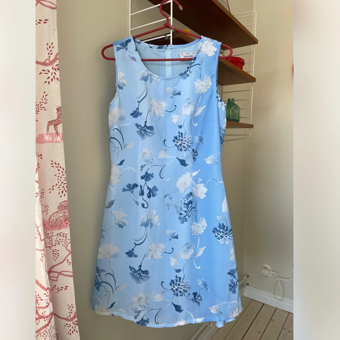 Blå blommig klänning från Savann