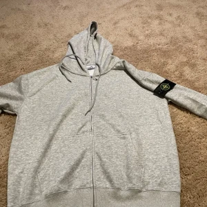 Grå hoodie från Stone Island - Säljer min gråa Stone Island hoodie. Mycket bra skick. Är öppen för prisförslag 😁Var inte rädd för att ställa frågor 👍