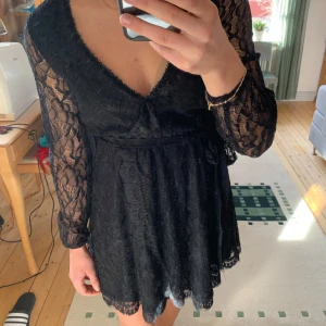 Svart spetsklänning - Superfin svart spets klänning från Nelly i storlek 34💕