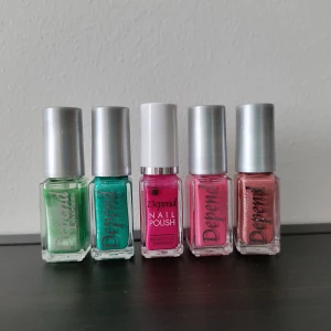 Nagellack set från Depend - Säljer ett set med 5 nagellack från Depend i färgerna: ljusgrön, turkos, rosa och koppar (227, 220, 225, 229). Perfekt för att variera din nagelstil med glansiga och färgglada nyanser. 