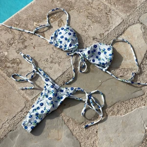 Blommig bikini med knytband - Snygg bikini med blåa blommor på vit bakgrund. Aldrig använd