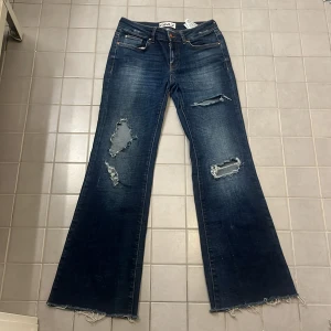 Blå bootcut jeans från ONLY - Snygga jeans som tyvärr är lite för korta för mig!