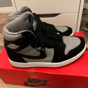 Nike Air Jordans i svart och grått - Snygga Nike Air Jordans i svart och grått med klassisk snörning. Skorna har en stilren design med Nike-loggan på sidan och en bekväm passform. Perfekta för både vardag och sportiga tillfällen. Det är inga fel på dem överhuvudtaget det är bara att det ej är min stil längre skriv till mig för fler bilder men dem har inga slitningar eller några fel alls och testa skicka prisförslag om ni vill ha ett annat pris💗💗💕💕💕💕