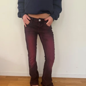 Röda jeans med en mörkare wash - Skit snygga jeans från urban outfitters säljer pågrund av att de helt änkelt inte kommer till andvänding!