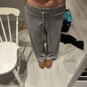 Grå mjukisbyxor med snörning - Säljer ett par grå mjukisbyxor med bred resår i midjan och knytning på framsidan. De är använda cirka två gånger så är i jättebra skick