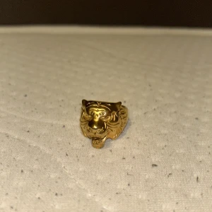 Tiger ring  - Hej, säljer min tiger ring då den inte används längre. Rostfrittstål. Stolek 10.