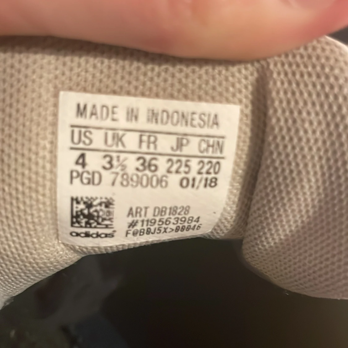 Adidas sneakers i grå mocka - 4