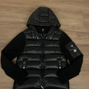 Moncler tricot cardigan - Hej, säljer min moncler cardigan i storlek M eftersom den inte passar mig längre den är i mycket bra skick dessutom är luvan avtagbar.