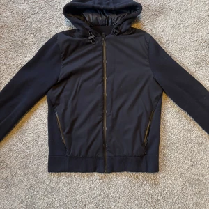 Boss Cardigan - Riktigt fet cardigan från Hugo Boss! Köpt i New York i en Hugo Boss butik. Ny pris 240$, vilket motsvarar ungefär 2500kr. Jackan är i mycket gott skick! Hör gärna av er vid frågor och funderingar! MVH Lavish😃