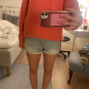 Ljusblå jeansshorts med uppvik - Säljer ett par ljusblå jeansshorts med klassisk femficksdesign och uppvikta benslut. De är storlek 36💗