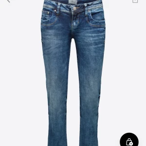 Blå Low Waist jeans från Ltb - Snygga blå jeans från Ltb, med en klassisk femficksdesign och knappgylf. De har en normal passform och är perfekta för en avslappnad stil. Jeansen har en lätt tvättad look som ger dem en cool vintagekänsla. I storleken W27 L32