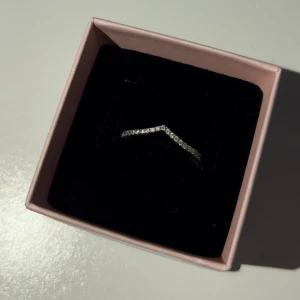Pandora ring med diamanter - Pandora ring i silver med små diamanter på💕Ej använd!