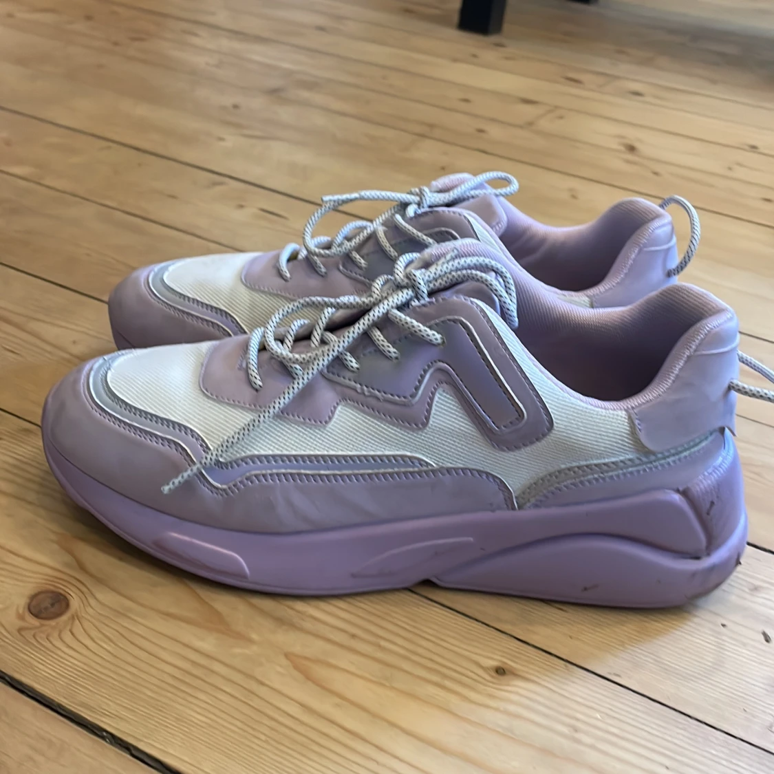 Ljuslila sneakers med snörning - 1