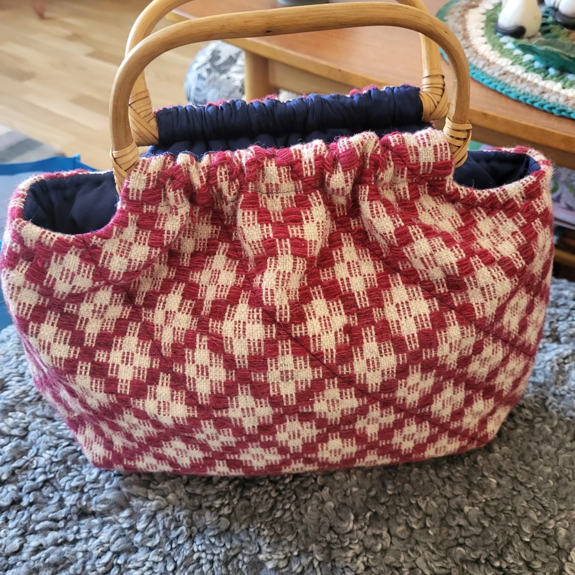 Rutig handväska med bambuhandtag - 1