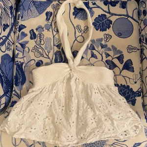 Zara topp - Jättesöt Zara topp som är i så fint skick och slutsåld💛