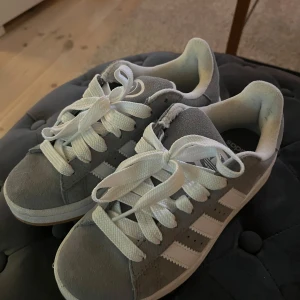 Grå campus 00s - Grå adidas campus skor i använt men fint skick!💖 grå snören tillkommer och är oanvända