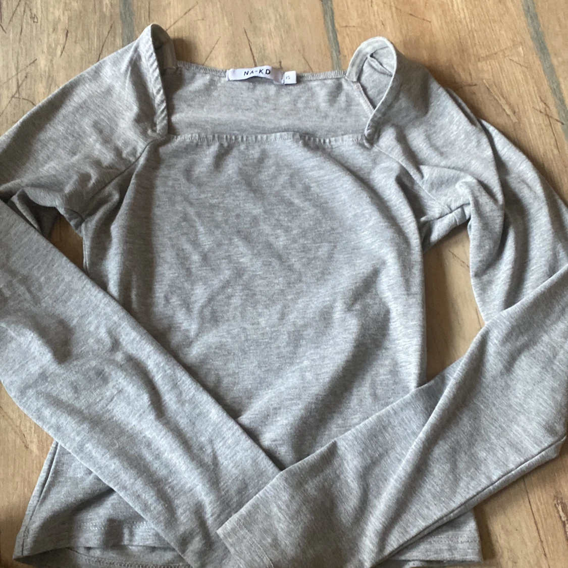 Grå långärmad topp från NA-KD