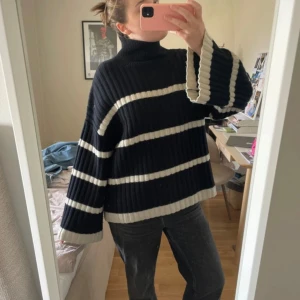 Rutig polotröja - Cool oversized rutig polotröja i 100% ull, ifrån H&M Premium Selection. Storlek XS men passar mig som brukar ha M