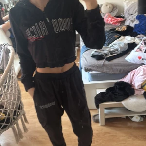 Svart hoodrich set - Svart cropad kofta med mjukis byxor , båda är hoodrich original