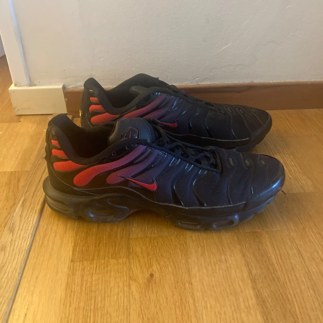 Svarta och röda Nike sneakers (TN) - 2