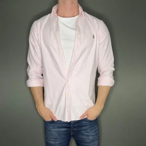 Ralph lauren skjorta - Hej säljer nu min fina Ralph lauren skjorta i storlek S. Den är i nyskick och kommer vara otroligt snygg nu i vår och framåt sommaren. Nypris cirka 1600kr! Vi kommer att sälja liknande produkter nu i vår och närmare sommar så glöm inte följa profilen!🌊🍾