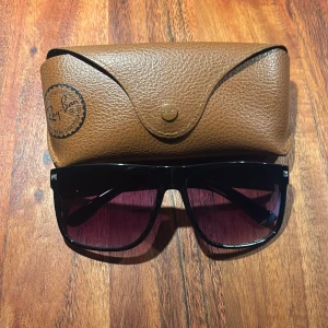 Rayban liknande solglasögon  - Säljer ett par Rayban liknande solglasögon | färg svart | rayban fodralet ingår inte | kommer packade i både en liten låda med glasögonfodral | bara att skriva för eventuella frågor | 😃