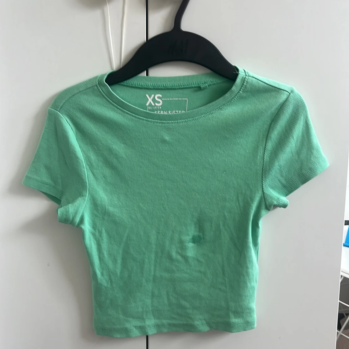 Grön croppad ribbad t-shirt från FSBN Sister