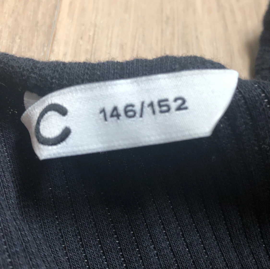 Svart ribbad topp med spetsdetaljer - 2