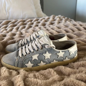  Väldigt sällsynta Ljusblå sneakers från saint laurent - Ett par as feta skor från saint laurent ljusblåa med vita små sjärn detaljer de är väldigt sällsynta och unika. Kan också göra bra byten vi kan också diskutera om priset vid snappt köp 🤩