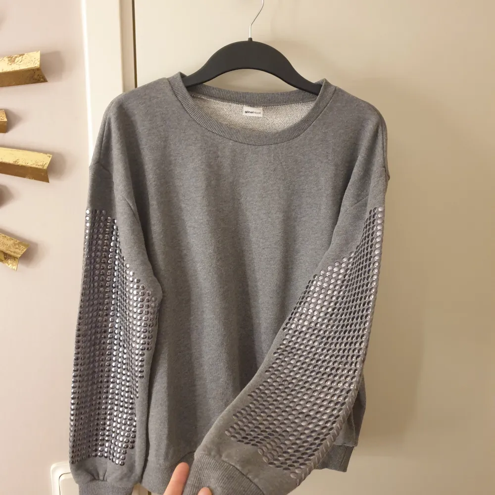 sweatshirt med nitar från Gina Tricot, använd en gång. . Neuletakit & Villapaidat.
