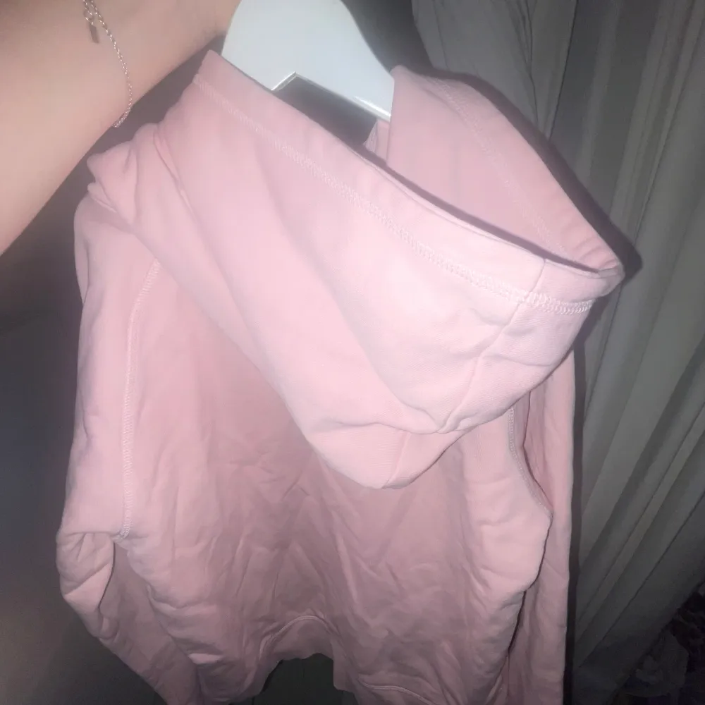 Säljer en snygg rosa hoodie från GANT. Den har en klassisk design med en känguruficka framtill och en liten GANT-logga på bröstet. Perfekt för en avslappnad stil. Snålt använd och i bra skick. Endast en liiiiten fläck på bild 5 som troligen går bort med lite medel. Passar barn i åldrarna 8-12!. Neuletakit & Villapaidat.