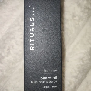 Skäggolja från Rituals - Skäggolja från Rituals med doft av argan och basilika. Perfekt för att vårda och mjukgöra skägget. Kommer i en stilren förpackning.