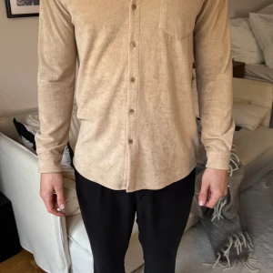 Beige långärmad skjorta från Aveny - Snygg beige långärmad skjorta från Aveny i frotté. 