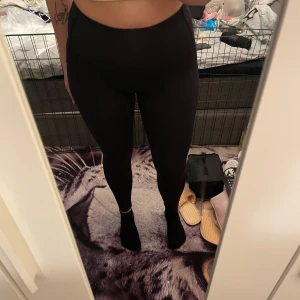 Svarta träningskläder - Säljer dessa fina svarta träningsbyxor som är väldigt bekväma och passar till all sorts träning💞