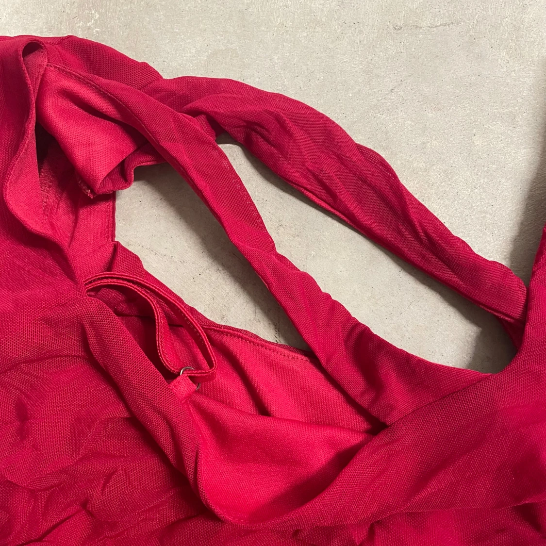 Röd tight långärmad klänning med rynkade detaljer - 2